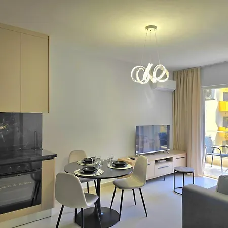 Chic With Balcony By The Adriatic Apartment *